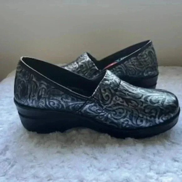 NEW Easy Street Professional Slip On Shoes Silver Artisan Women's size 9 NWT - Picture 6 of 12